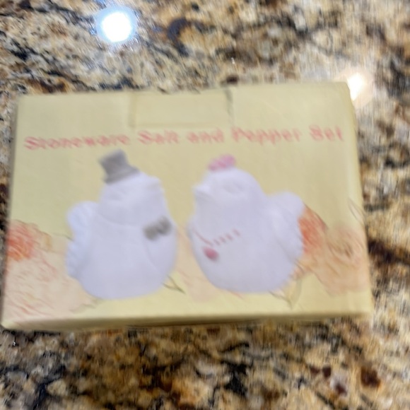 NEW IN BOX Mr. and Mrs. Chicken Salt and Pepper Shakers - Picture 7 of 7